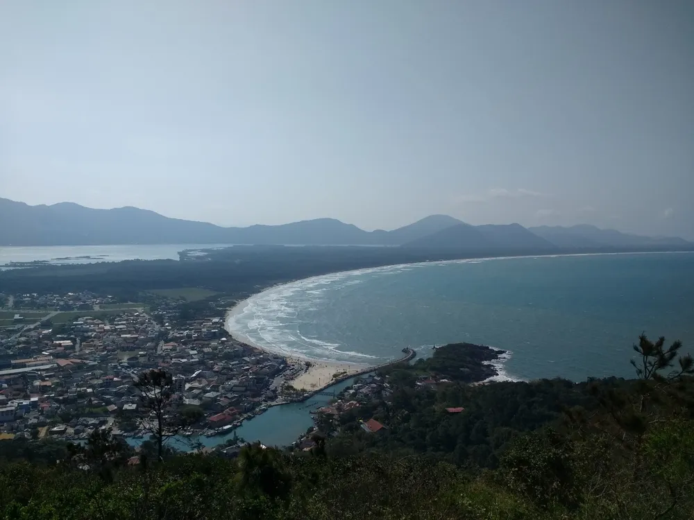 Vista do alto da Barra da Lagoa, com o canal, casas e a praia ao fundo