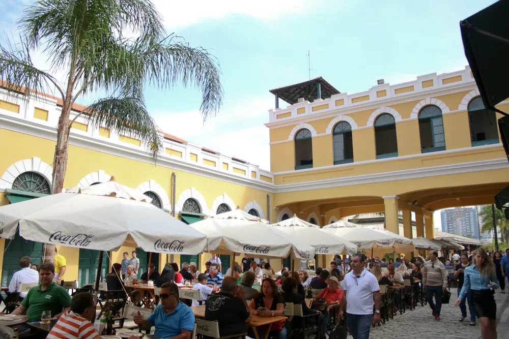Interior do Mercado Público de Florianópolis com bancas, arcos e circulação de pessoas